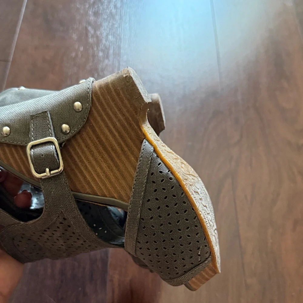Gianni Bini Gray Wedge Sandals